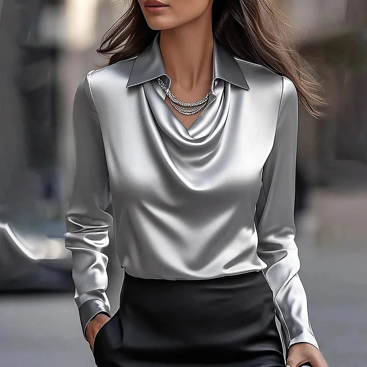 Lucie™ – Chemisier satin flatteur au décolleté drapé