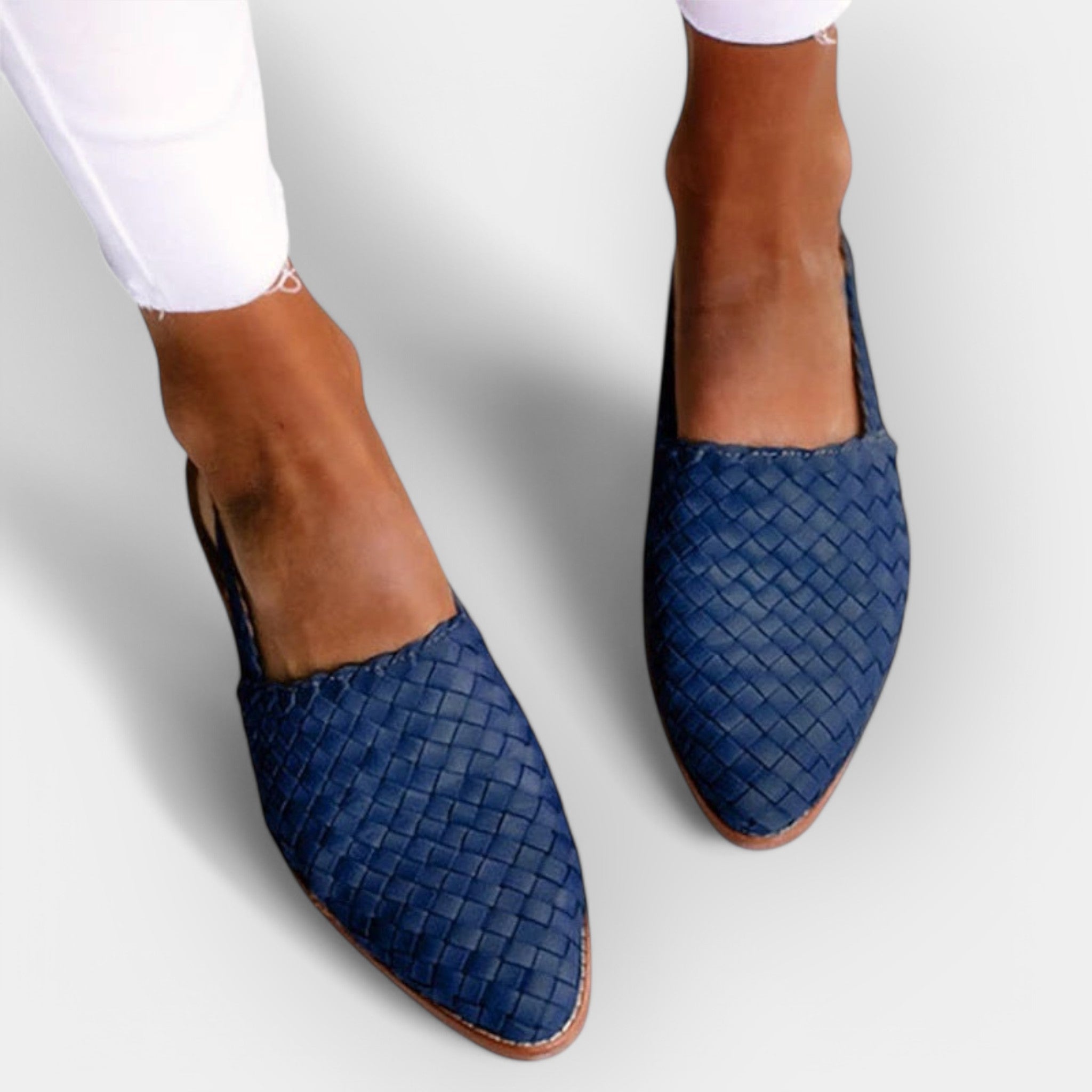 Sandales faites à la main avec une esthétique minimaliste
