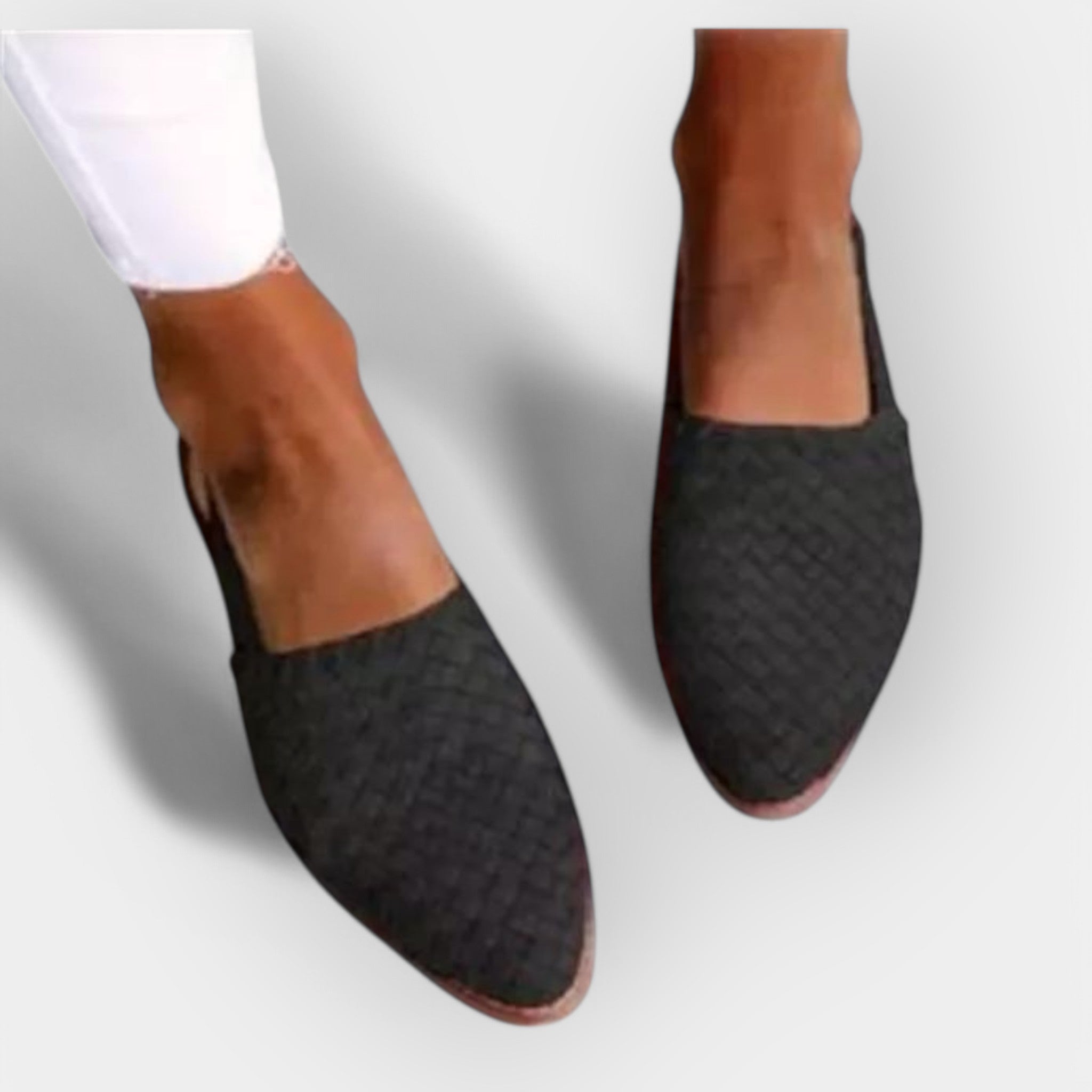 Sandales faites à la main avec une esthétique minimaliste