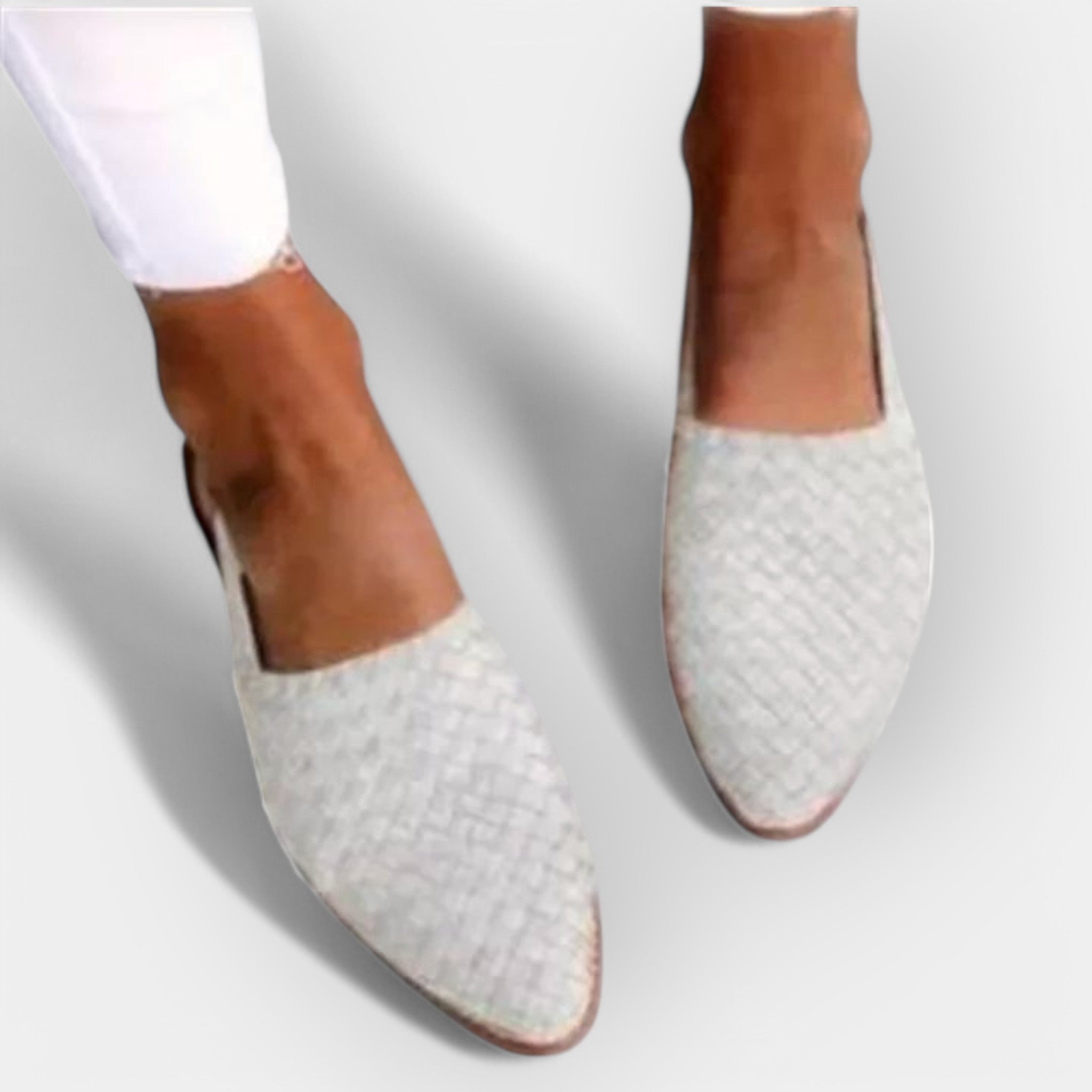 Sandales faites à la main avec une esthétique minimaliste